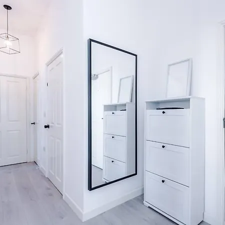 New! Stylish City-centre Flat W/parking, Sleeps 4! Apartment *