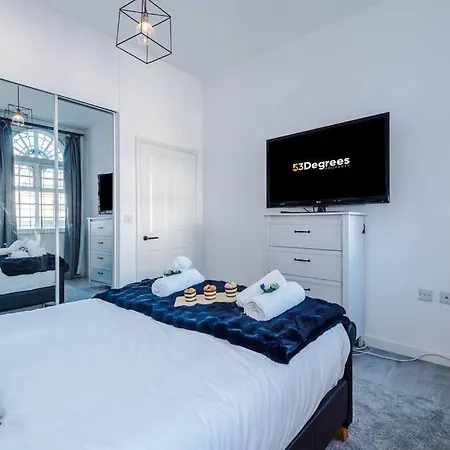 New! Stylish City-centre Flat W/parking, Sleeps 4! *
