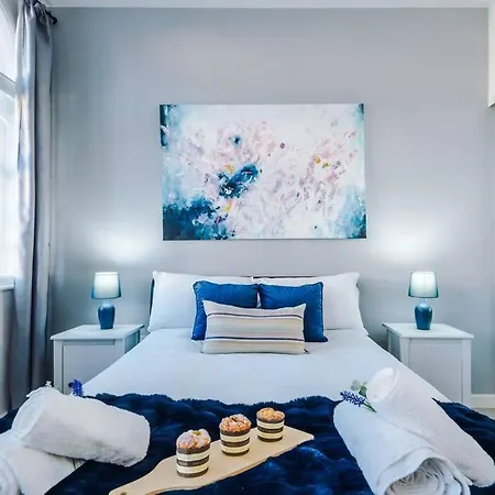 New! Stylish City-centre Flat W/parking, Sleeps 4! * Birmingham