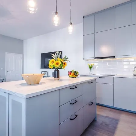 New! Stylish City-centre Flat W/parking, Sleeps 4!