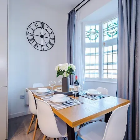 New! Stylish City-centre Flat W/parking, Sleeps 4! * Birmingham