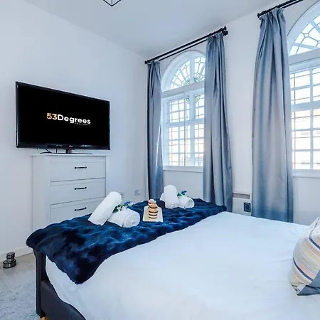 New! Stylish City-centre Flat W/parking, Sleeps 4!