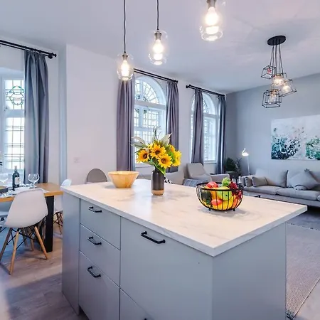 New! Stylish City-centre Flat W/parking, Sleeps 4! Apartment