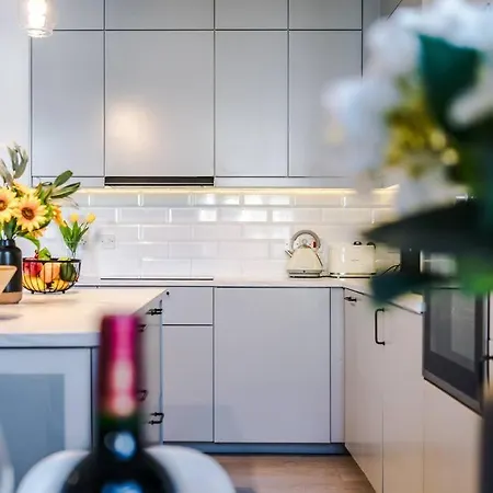 Apartment New! Stylish City-centre Flat W/parking, Sleeps 4!