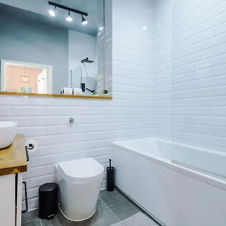 New! Stylish City-centre Flat W/parking, Sleeps 4! Apartment *