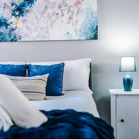 New! Stylish City-centre Flat W/parking, Sleeps 4! Birmingham