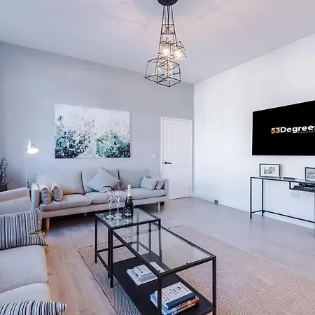 New! Stylish City-centre Flat W/parking, Sleeps 4! Apartment