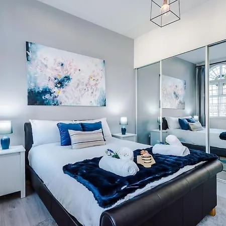 Apartment New! Stylish City-centre Flat W/parking, Sleeps 4!