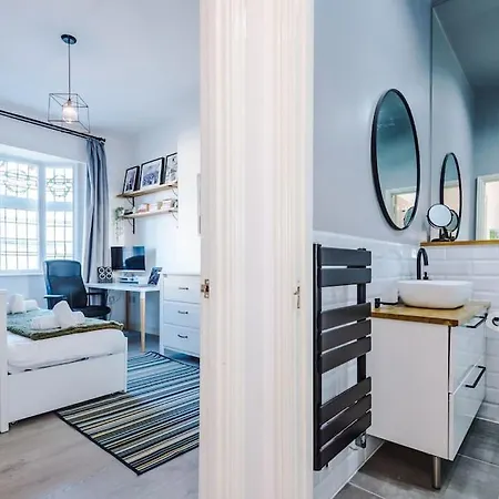 Apartment New! Stylish City-centre Flat W/parking, Sleeps 4! *