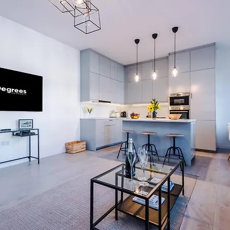 New! Stylish City-centre Flat W/parking, Sleeps 4! Apartment