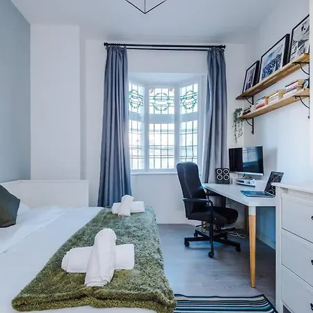 Apartment New! Stylish City-centre Flat W/parking, Sleeps 4!
