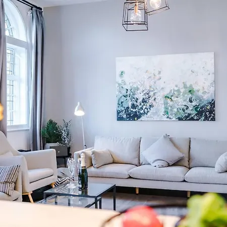 Apartament New! Stylish City-centre Flat W/parking, Sleeps 4! *